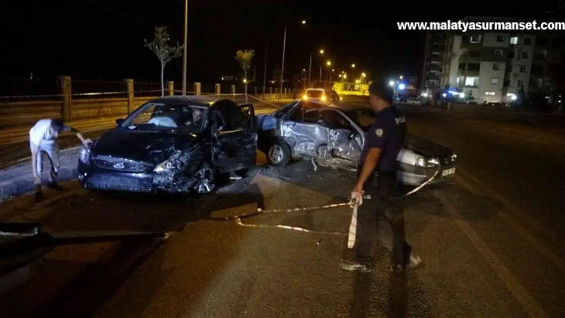 Lastiği patlayan otomobil karşı şeride geçti: 3 yaralı