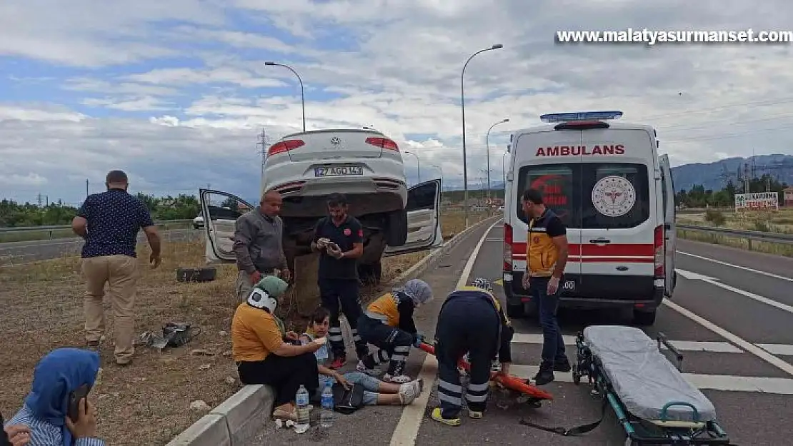 Lastiği patlayan otomobil refüjdeki aydınlatma direğine çarptı: 6 yaralı