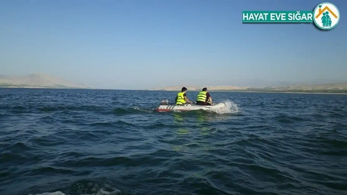 Lastik botla barajda mahsur kalan 2 kişi kurtarıldı