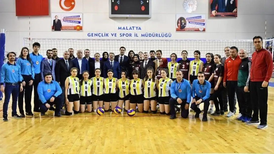 Liseler arası voleybol turnuvası büyük çekişme