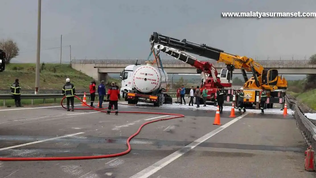 LPG yüklü tankerin devrildiği TEM Otoyolu 4,5 saat sonra trafiğe açıldı