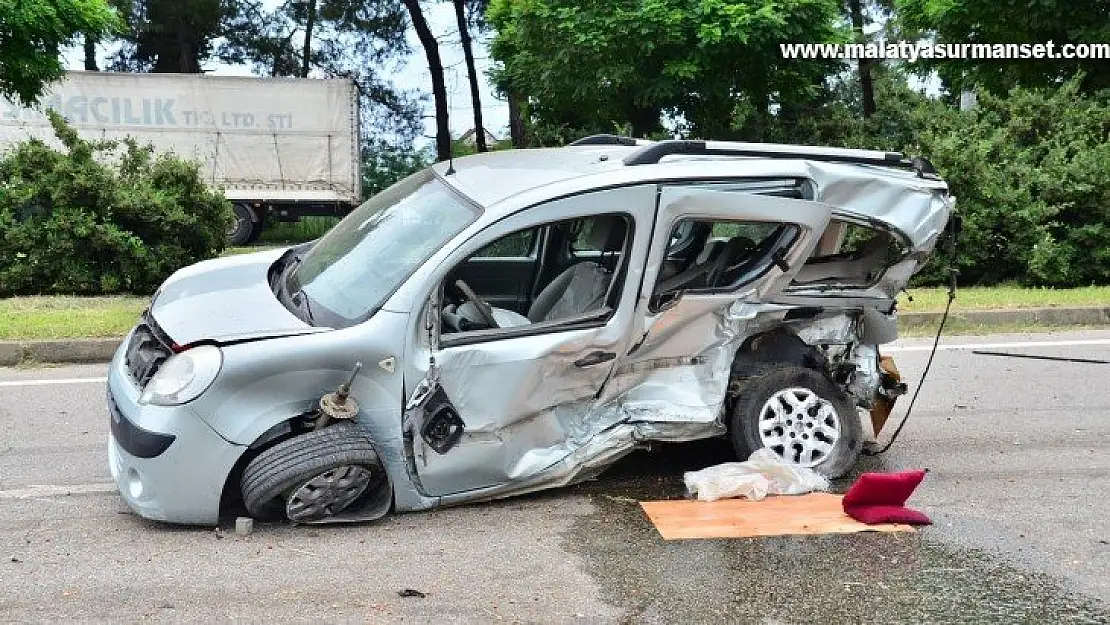 Lüks otomobil hafif ticari araca çarptı: 2 ölü