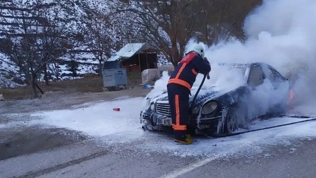 Lüks otomobilde çıkan yangın korkuttu