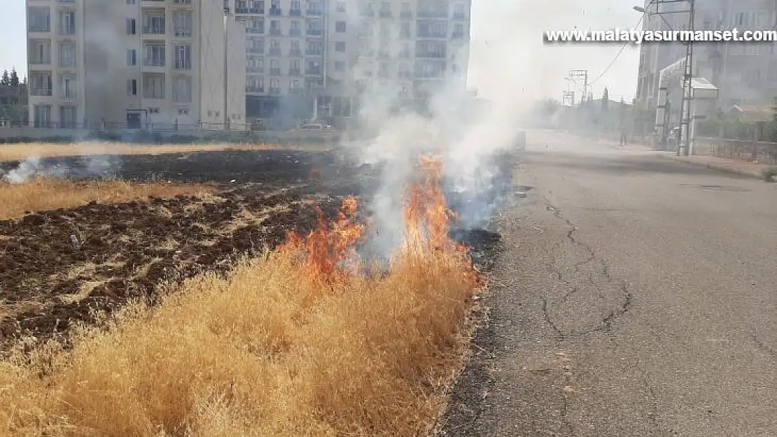 Mahalle arasındaki otluk yangını korkuttu