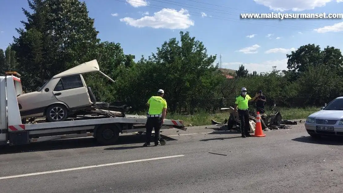 Makas atan otomobil ortadan ikiye bölündü: 1 ölü, 10 yaralı