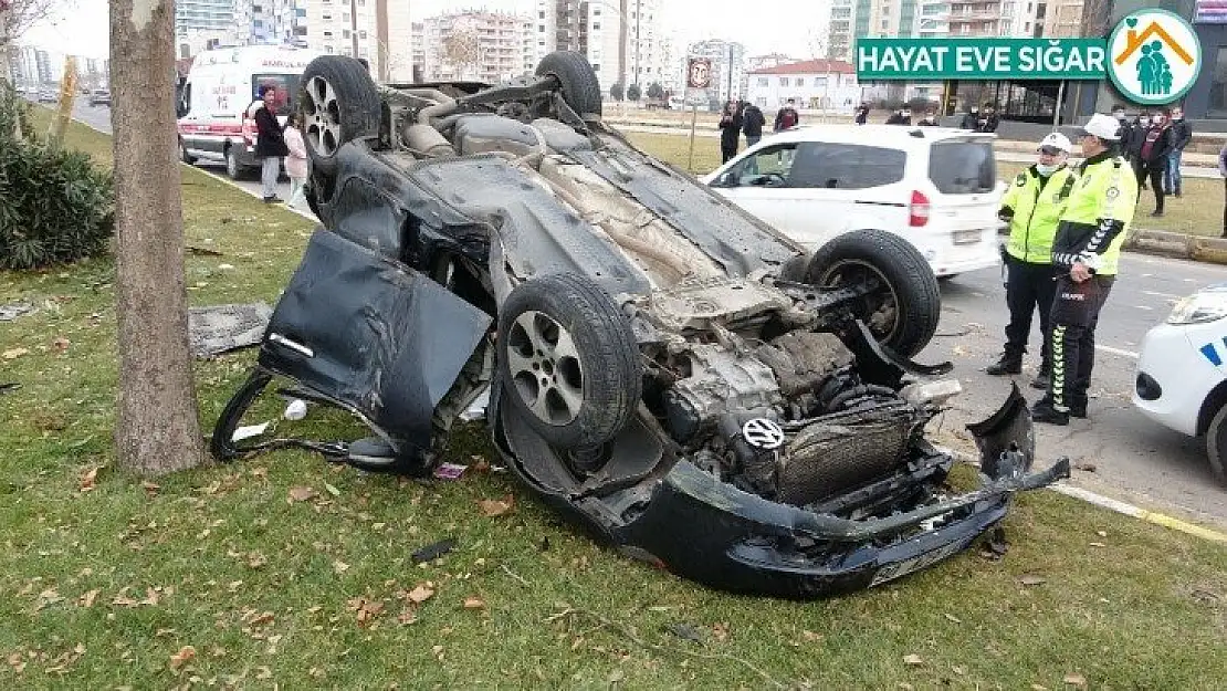 Makas atan sürücü direksiyon hakimiyetini kaybetti: 4 yaralı