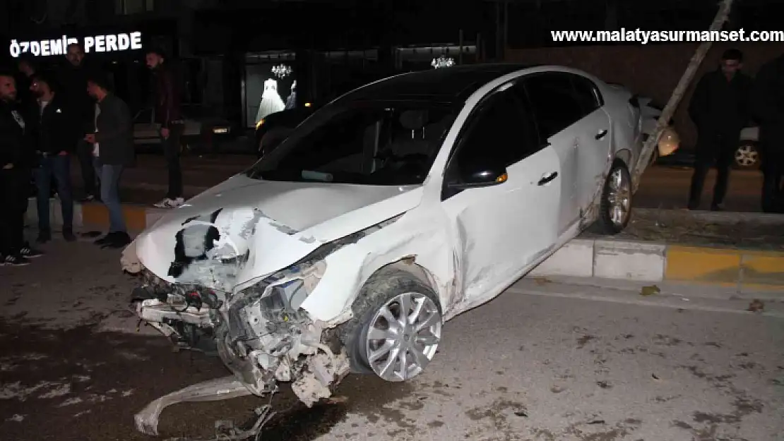 Makas atan sürücü polis aracına çarptı: 2 yaralı