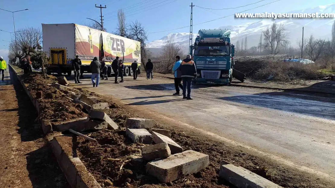 Makas kıran tır trafiği kilitledi