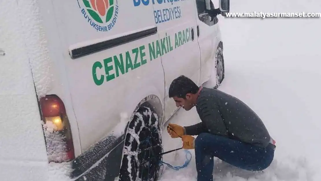 Malatya Büyükşehir mezarlıklar müdürlüğünün zorlu kar mesaisi