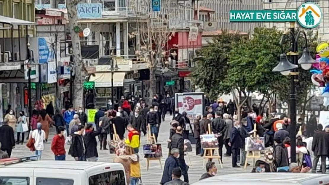 Malatya caddelerinde aylar sonra hafta sonu insan yoğunluğu