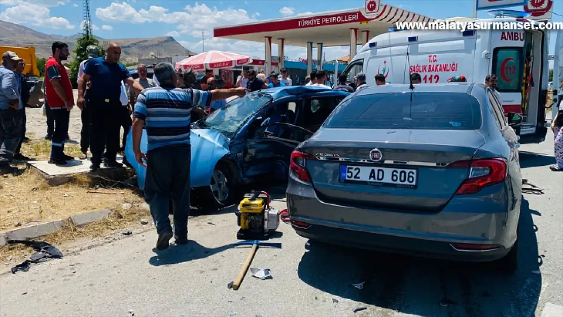 Malatya'da 2 otomobilin çarpıştığı kazada 3 kişi yaralandı