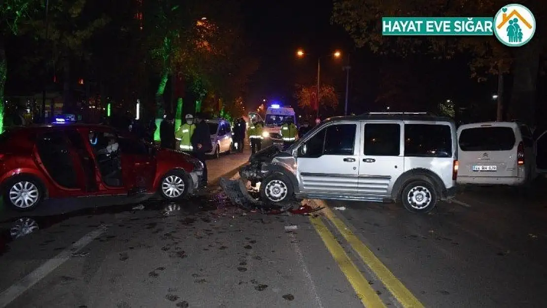 Malatya'da 3 aracın karıştığı kazada 4 kişi yaralandı