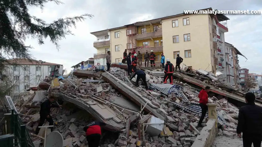 Malatya'da 4 katlı ağır hasarlı bina çöktü