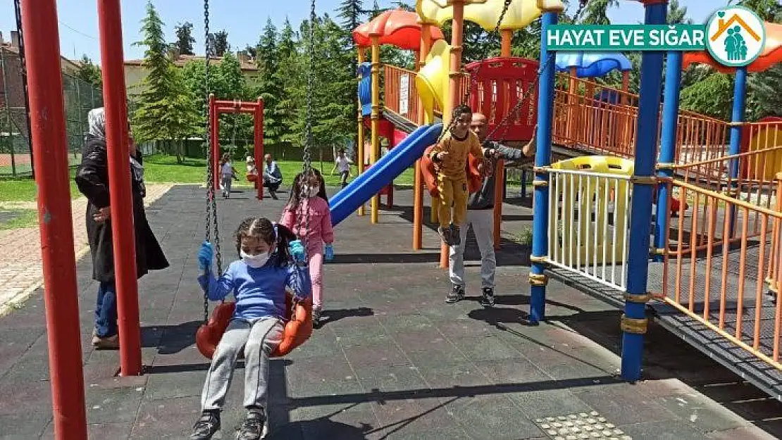 Malatya'da 4 saatlik izinde çocuklar parklara koştu