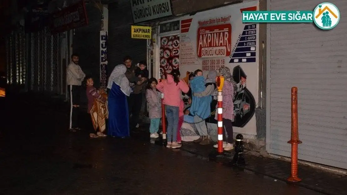 Malatya'da 5 katlı bir apartmanın çatısında korkutan yangın