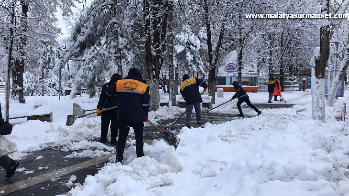 Malatya'da 530 kırsal mahallenin yolu kardan kapandı