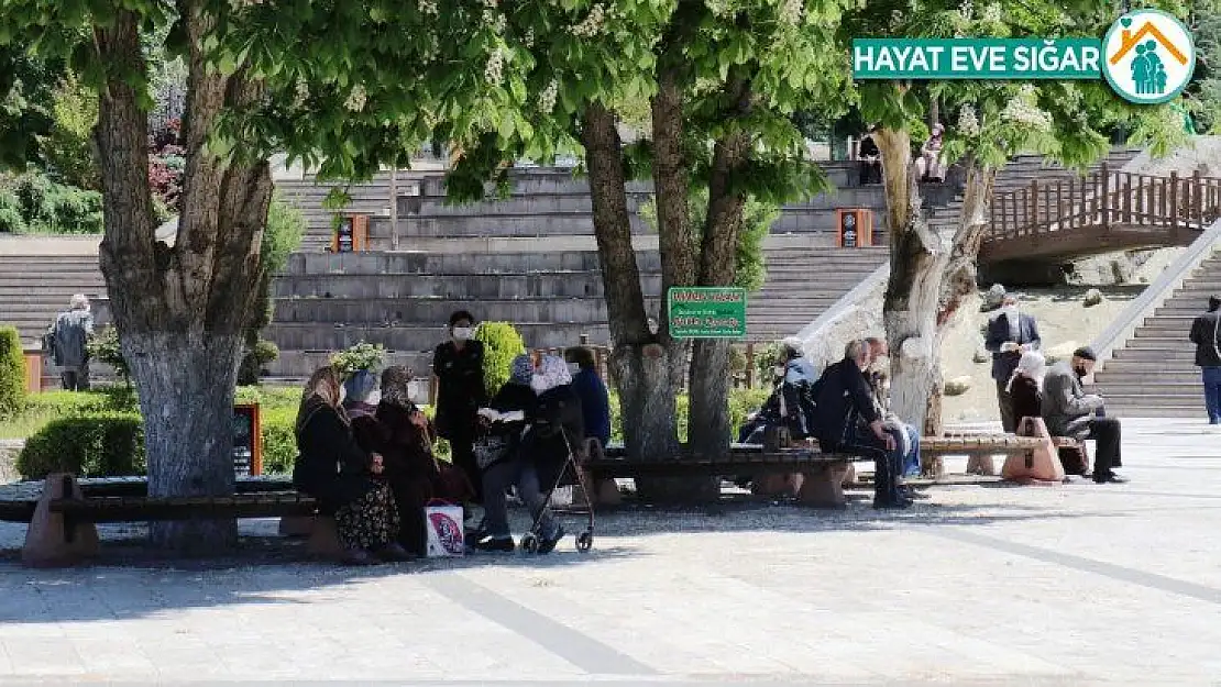 Malatya'da 65 yaş üstü yaşlılar parklara akın etti