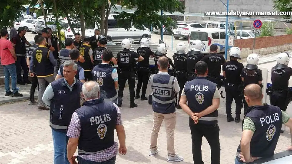 Malatya'da adliyeye sevk edilen cinayet zanlıları taş yağmuruna tutuldu