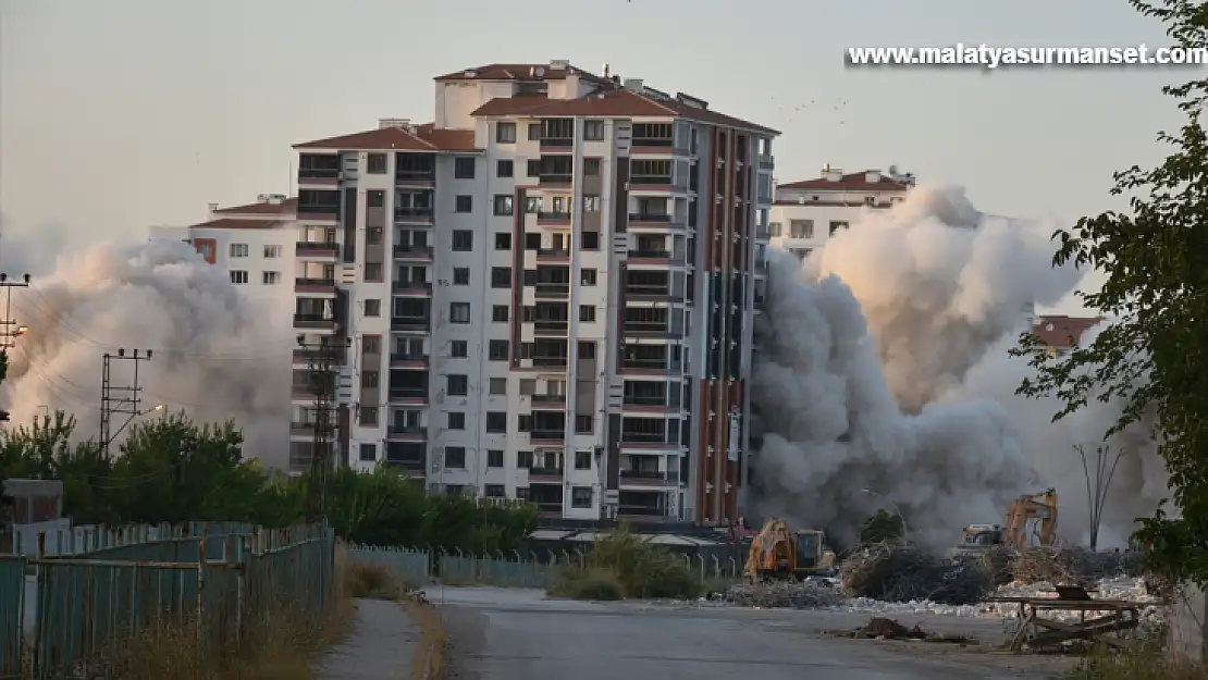 Malatya'da ağır hasarlı 12 katlı 2 bina patlayıcı kullanılarak yıkıldı