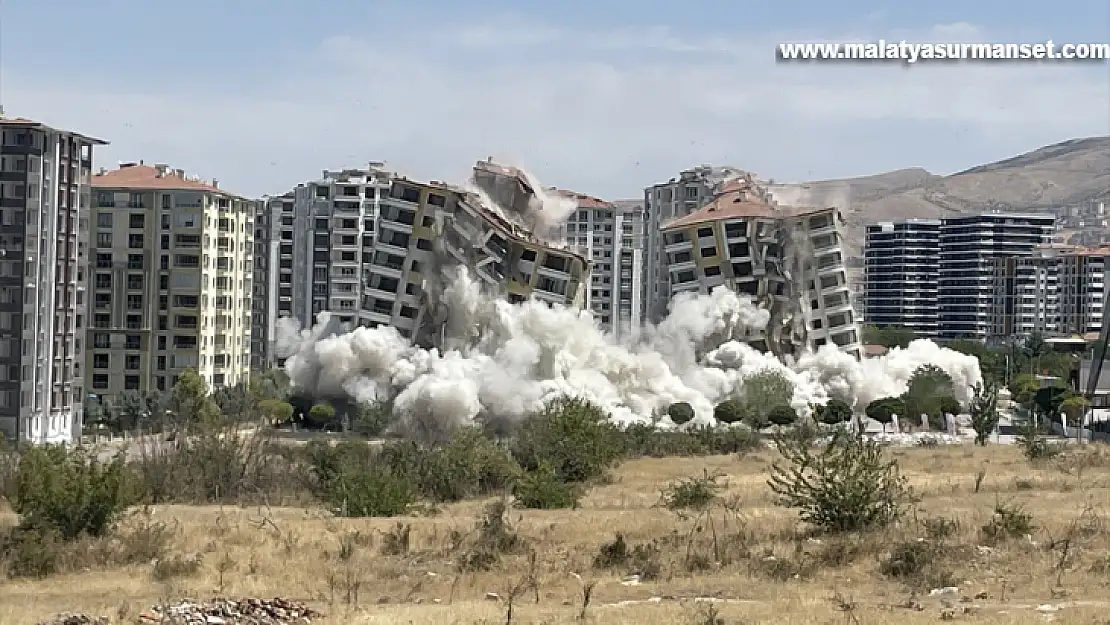 Malatya'da ağır hasarlı 2 bina patlayıcı yardımıyla yıkıldı