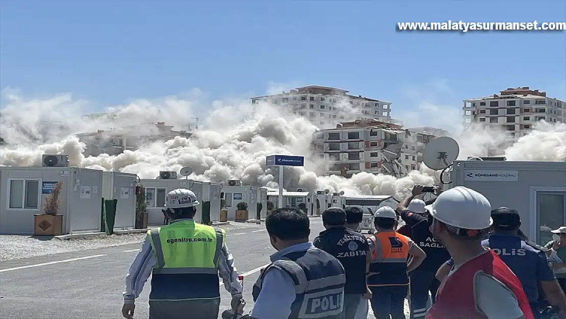 Malatya'da ağır hasarlı 2 bina patlayıcı yardımıyla yıkıldı