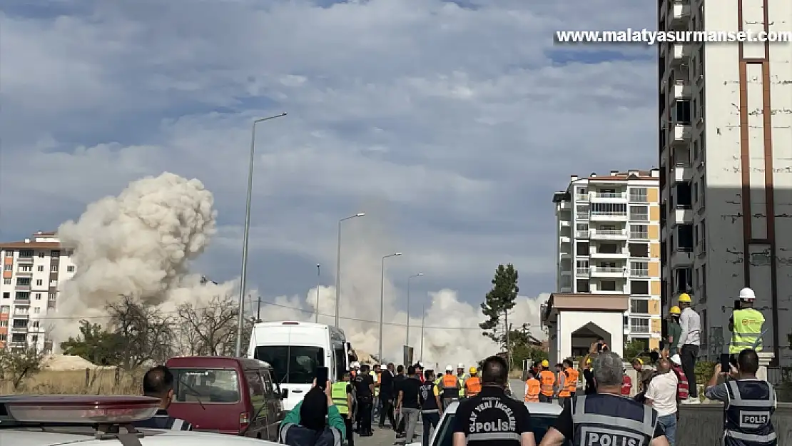 Malatya'da ağır hasarlı 2 bina patlayıcı yardımıyla yıkıldı