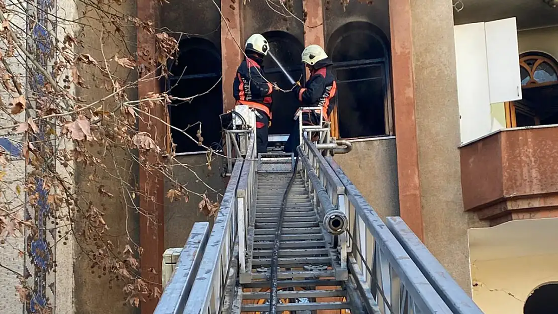 Malatya'da ağır hasarlı binada yangın