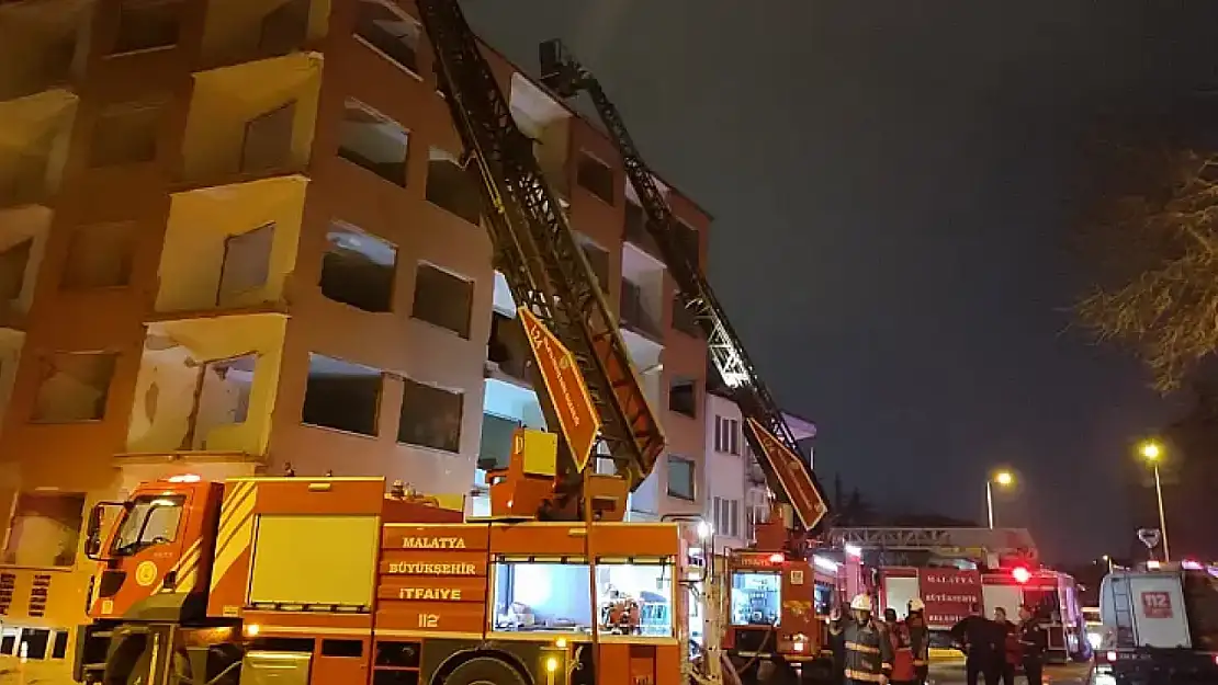 Malatya'da Ağır Hasarlı Binada Yangın Çıktı!