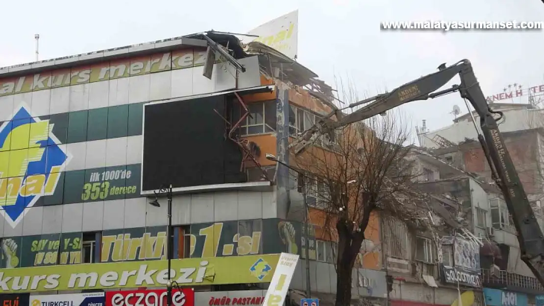 Malatya'da ağır hasarlı binaların yıkımı sürüyor