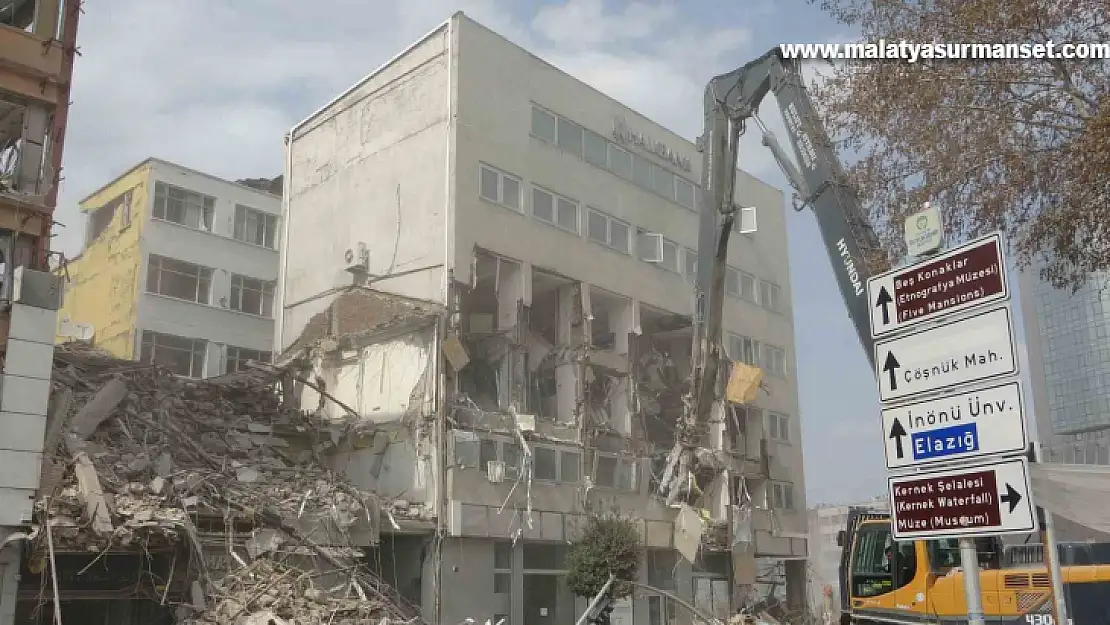 Malatya'da ağır hasarlı binaların yıkımı ve enkaz kaldırma çalışmaları sürüyor