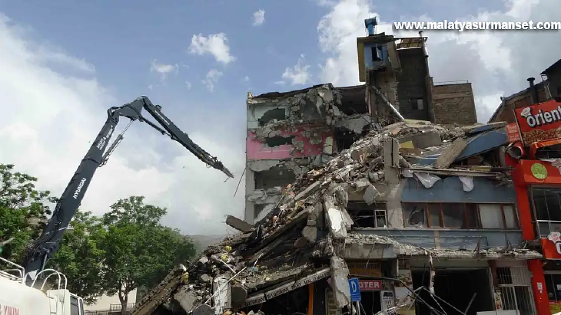 Malatya'da ağır hasarlı binaların yıkımı devam ediyor