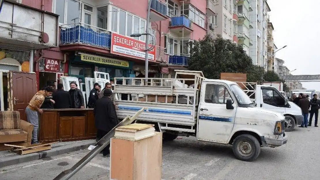 Malatya'da ağır hasarlı binaların tahliye işlemleri sürüyor