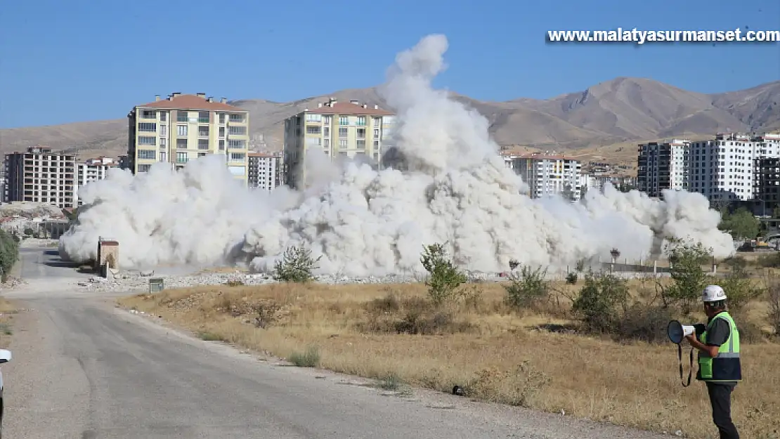 Malatya'da ağır hasarlı bir bina patlayıcıyla yıkıldı