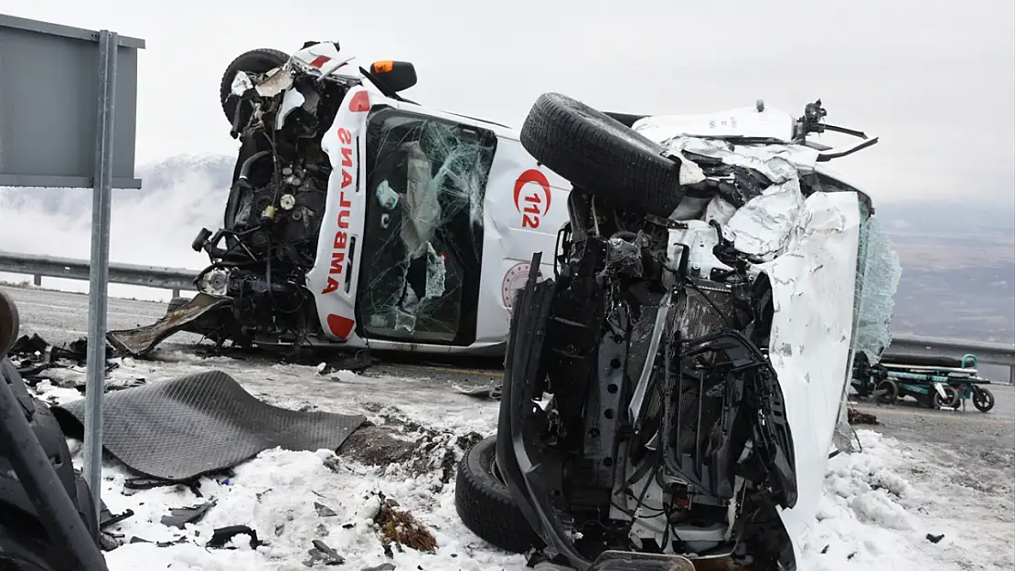 Malatya'da Ambulans ile Kamyonet Çarpıştı 7 Yaralı