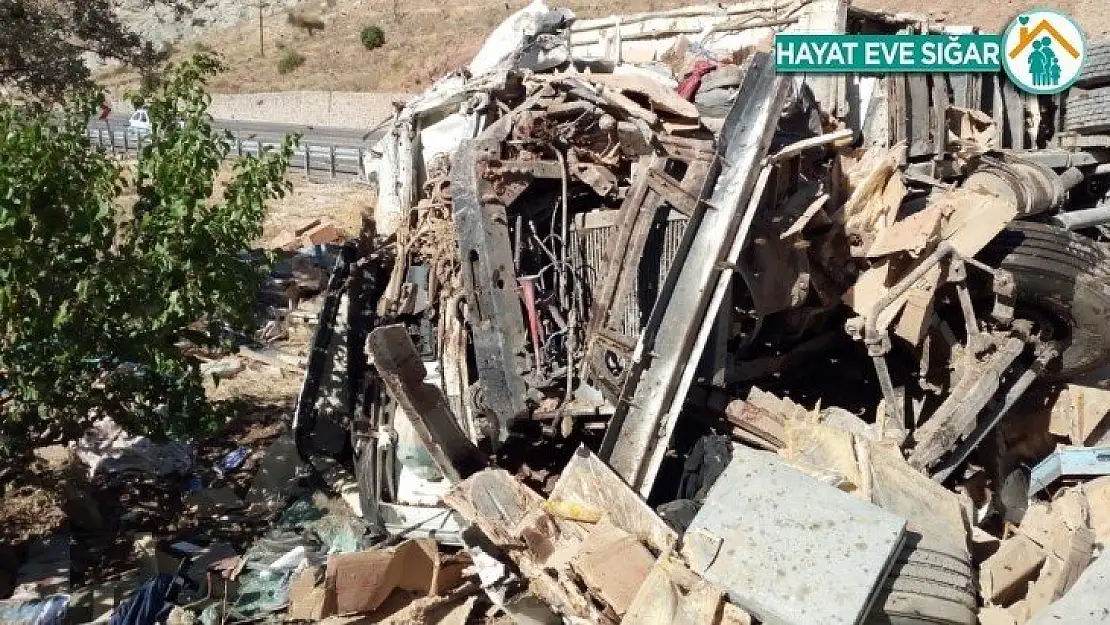 Malatya'da arı kovanı yüklü kamyon devrildi: 3 ölü