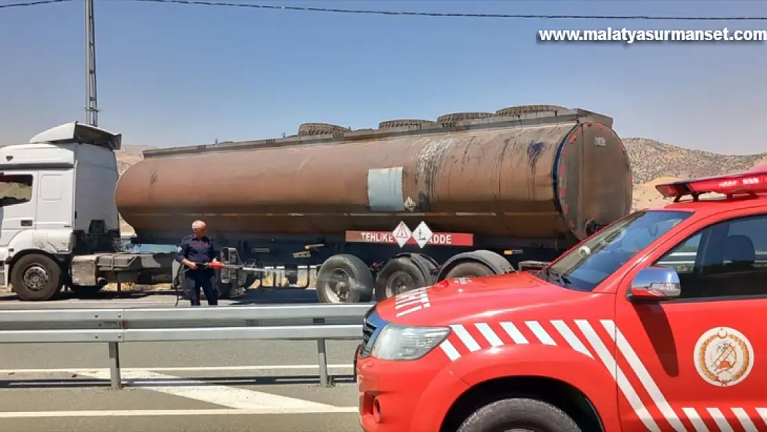 Malatya'da asfalt yüklü tankerde çıkan yangın söndürüldü