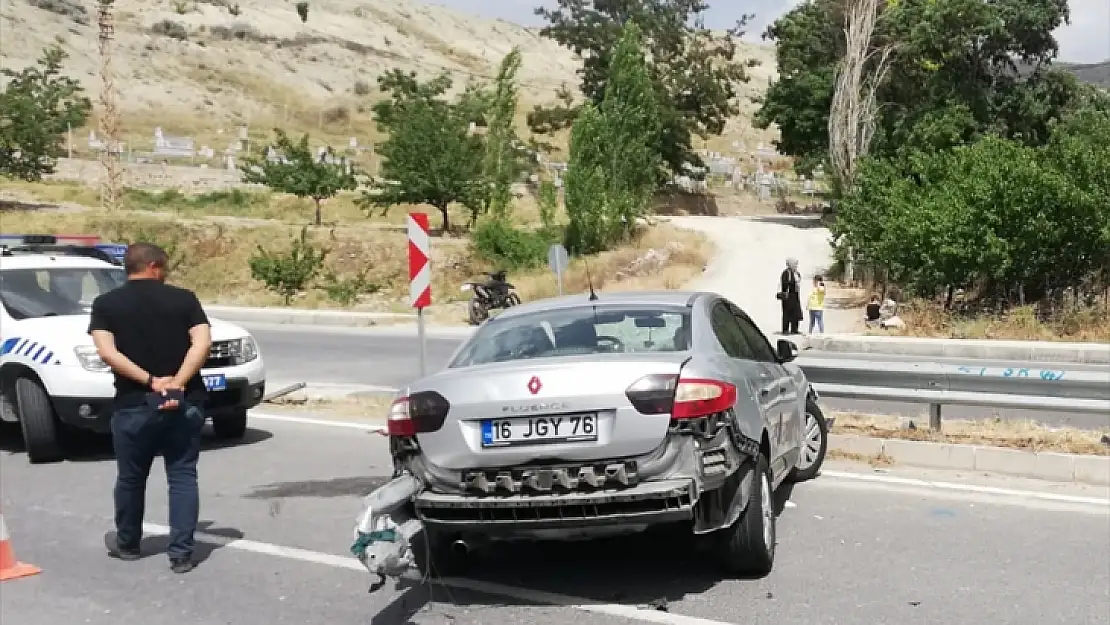 Malatya'da bariyere saplanan otomobildeki 3 kişi yaralandı