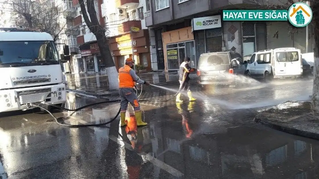 Malatya'da cadde ve kaldırımları yıkanıyor