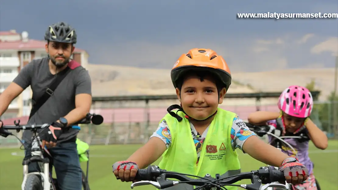 Malatya'da çocuklar bisiklet ve motosiklette kask takmanın önemini kliple anlattı