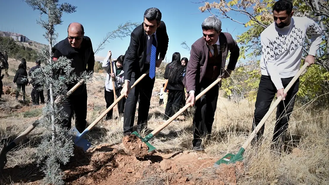 Malatya'da Cumhuriyet Bayramı dolayısıyla fidan dikimi yapıldı