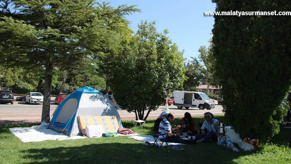 Malatya'da depremler nedeniyle bazı vatandaşlar parklarda sabahladı