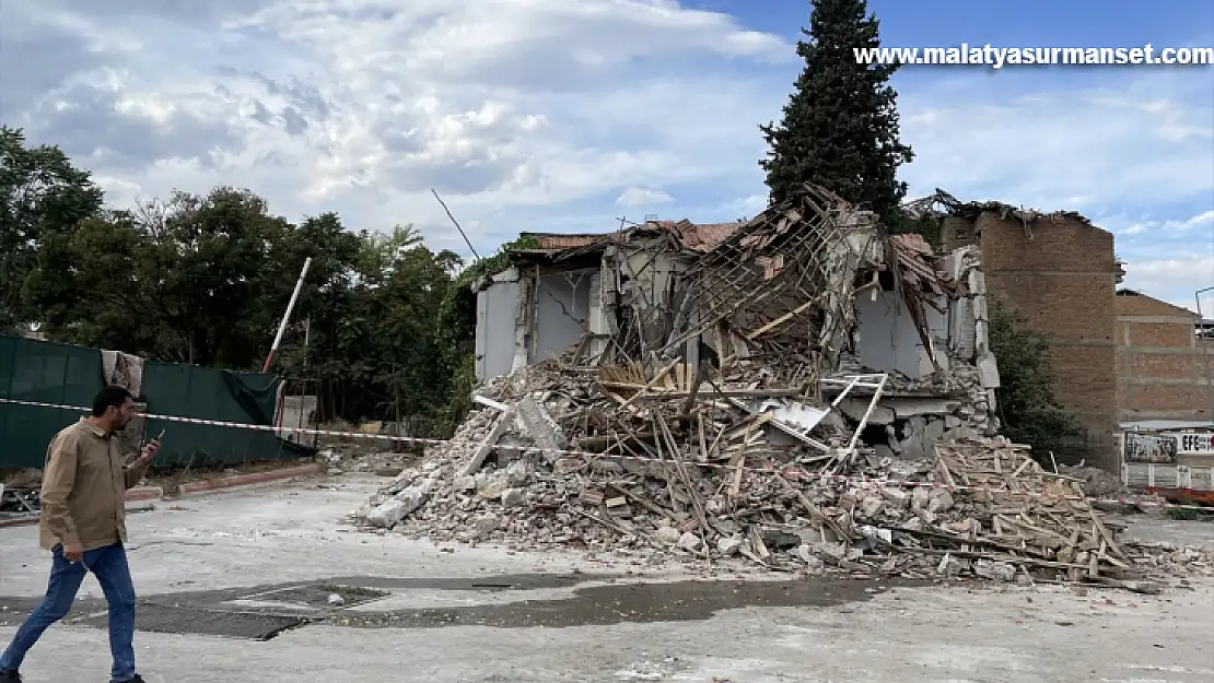 Malatya'da depremlerde ağır hasar alan 2 katlı bina kendiliğinden çöktü