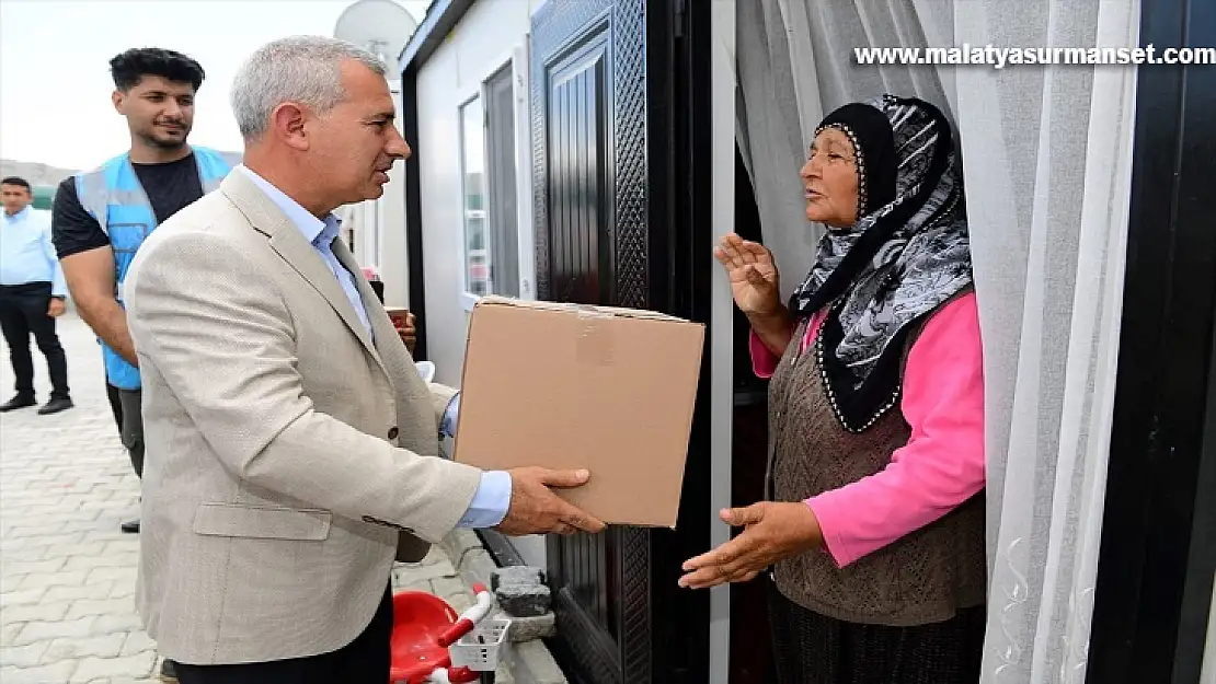 Malatya'da depremzedelere yardım malzemesi dağıtıldı