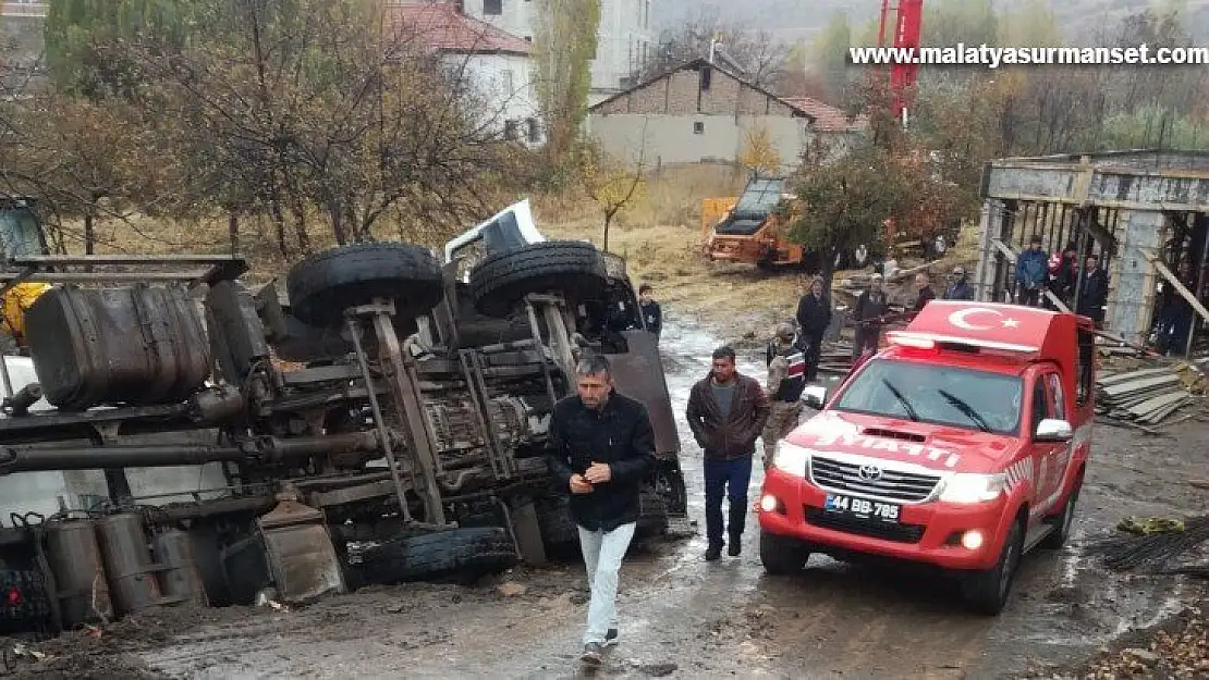 Malatya'da devrilen beton mikserinin sürücüsü araçta sıkıştı