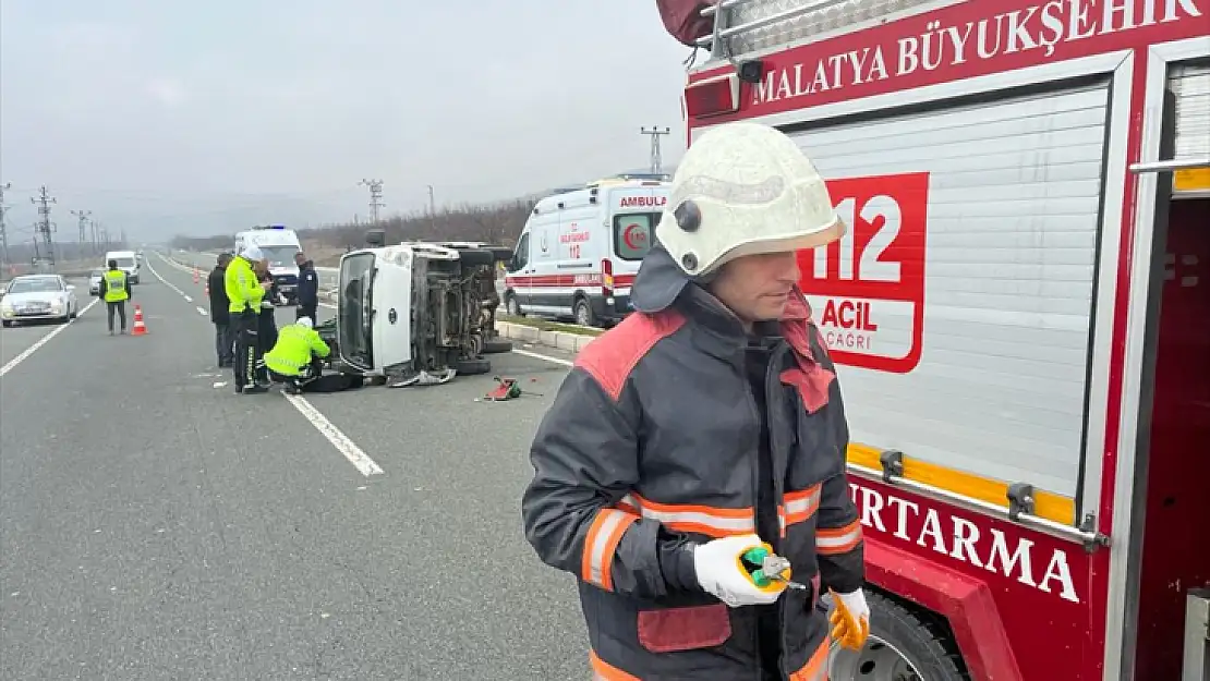 Malatya'da devrilen kamyonetteki 2 kişi yaralandı