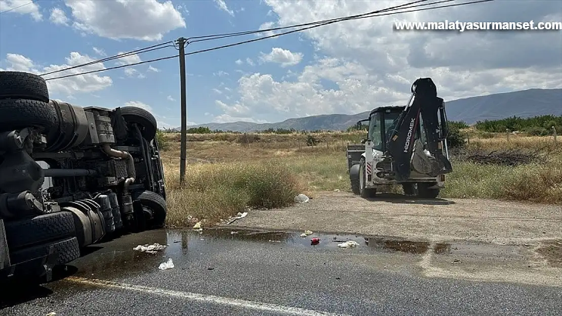 Malatya'da devrilen mazot yüklü tankerin sürücüsü yaralandı