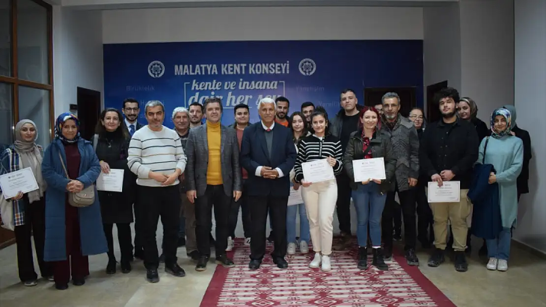 Malatya'da dijital fotoğrafçılık kursunu tamamlayanlara sertifikaları verildi