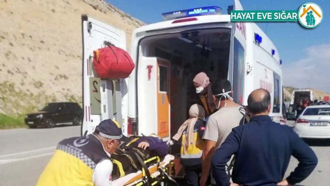 Malatya'da doktor görev çıkışı kaza yaptı, 2 kişi yaralandı