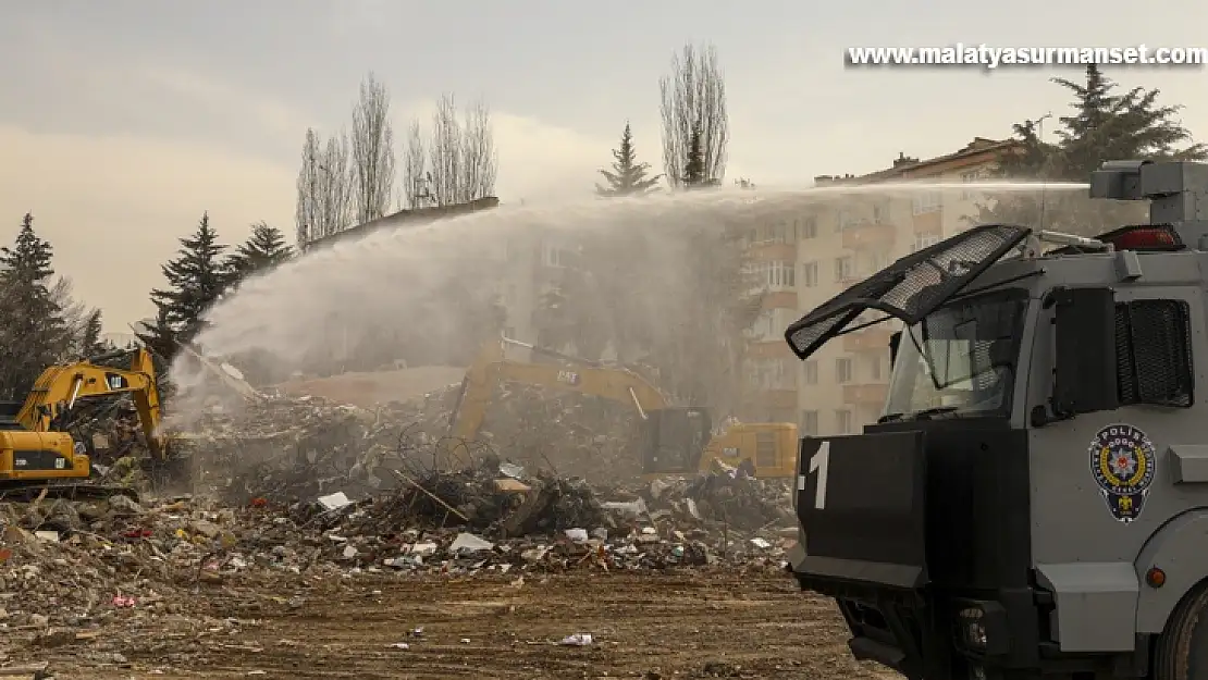 Malatya'da enkaz kaldırma çalışması devam ediyor