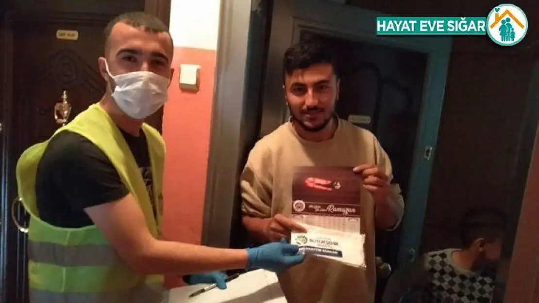 Malatya'da evlere maske dağıtılıyor